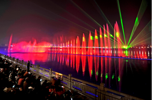 “大(da)美(mei)江油(you)•韻(yun)律涪江”水(shui)上音(yin)樂噴泉(quan)燈(deng)光(guang)秀(xiu)