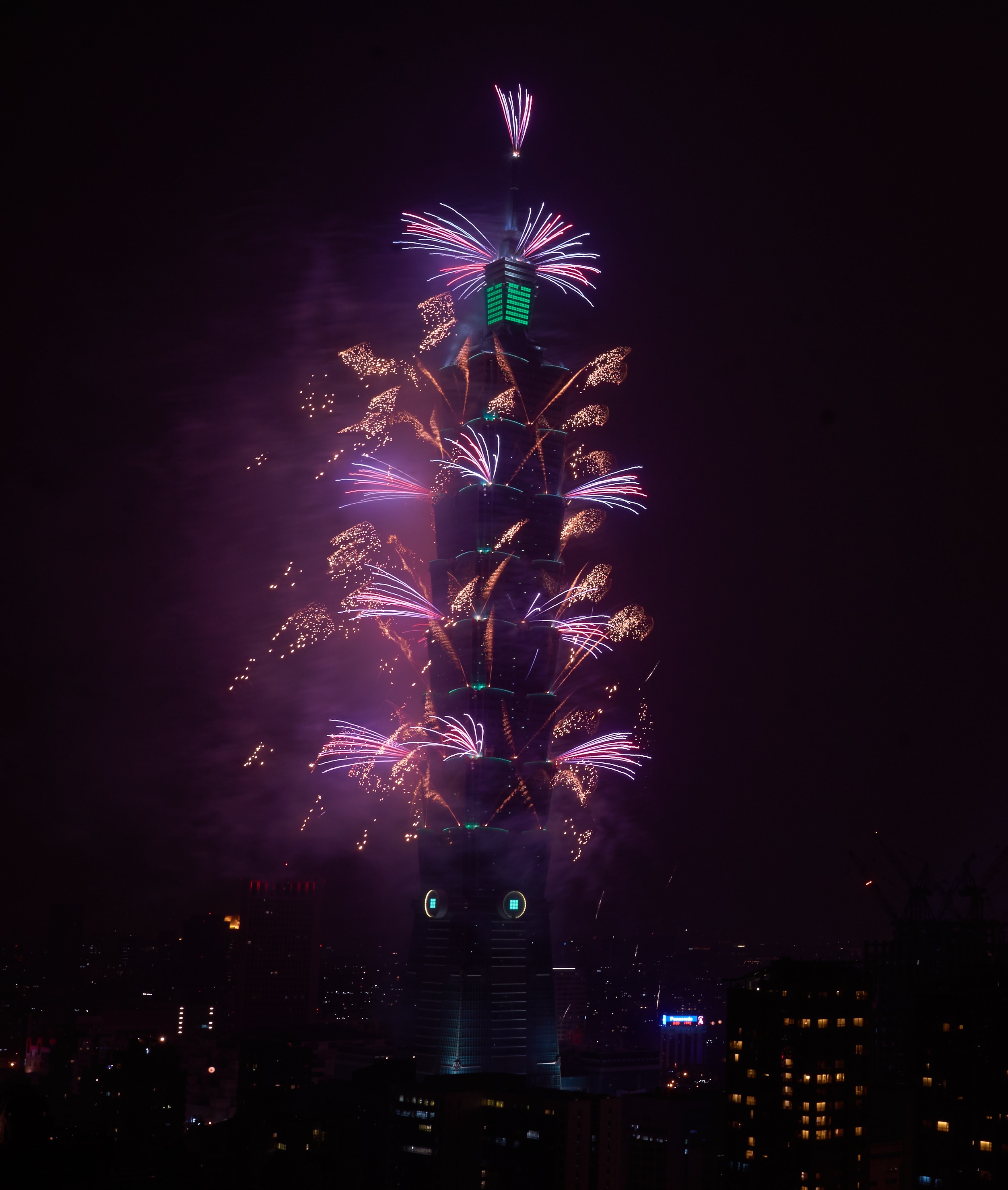 【新(xin)聞(wen)圖(tu)片(pian)】飛(fei)利(li)浦炤明(ming)助(zhu)力(li)檯(tai)北(bei)101打造(zao)檯灣(wan)綠(lv)色地(di)標(biao) (2).jpg