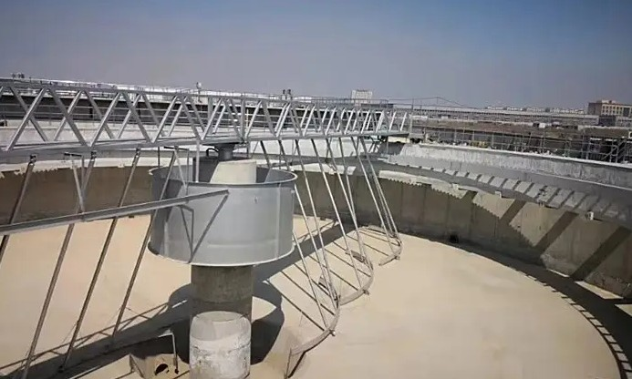 ZQXN型週邊傳動全橋(qiao)虹吸式吸泥機