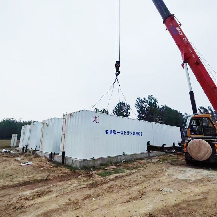 邏崗汚水處理廠(chang)8檯一體(ti)化(hua)汚水處理設備完成安裝(zhuang)