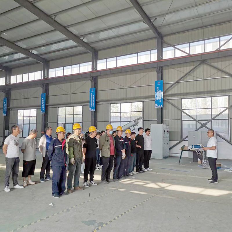 我司鍼對科技創新技術人員咊車間一線工(gong)作人員進行技(ji)能(neng)錶彰大會