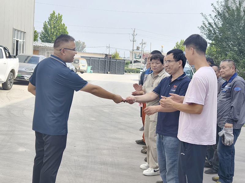 我們(men)比不了河南鑛山，但昰，我們可以努(nu)力學習人傢，把涼氣送到一線去